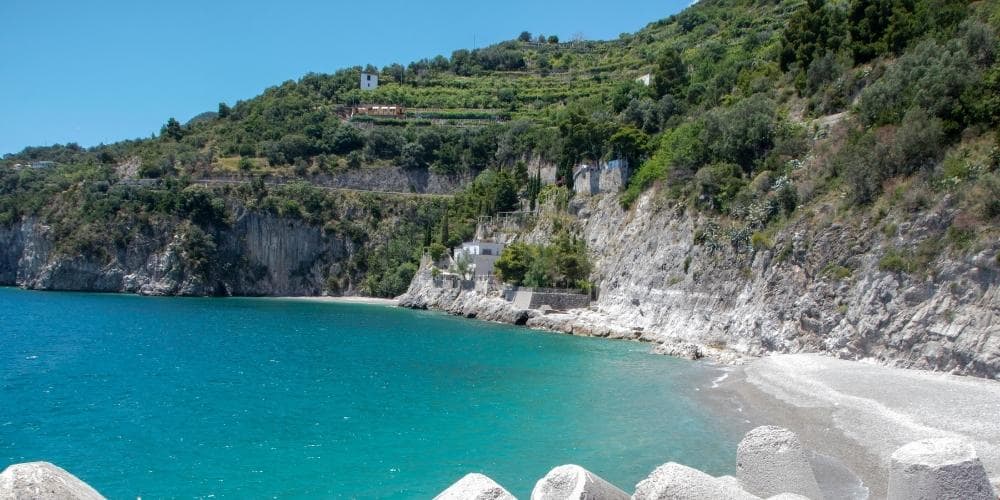 Costiera amalfitana come un local. Tuffarsi in una spiaggia segreta 